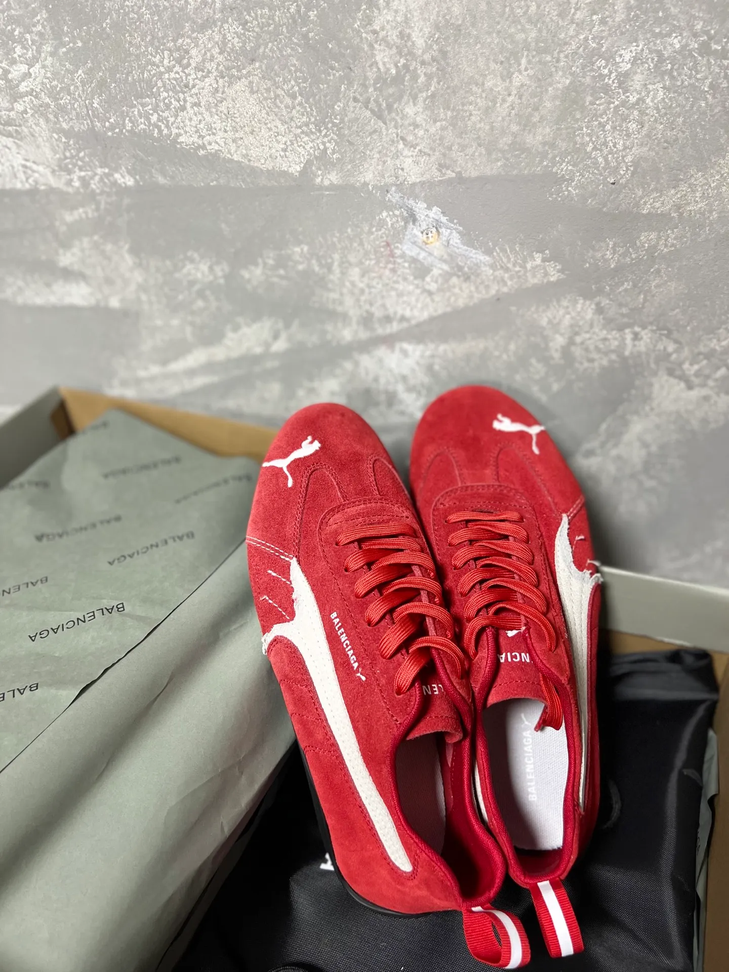 👟👟Ex-factory price 480👟👟 PUMA co-branded Balenciaga: Who knows! This pair of distressed and war-damaged Speedcats are so good-looking. The thin-soled sneakers have been upgraded to 2.0, which destroys the aesthetics of the street. More than half of the classic PUMA stripes on the side of the shoes have been "violently torn". The distressed treatment has a sense of ruined art, and it becomes the focus of the street in seconds! Hot stamping double logo + gold foil size mark on the heel, the details give a high-end feel Code number: 35-44 (45 customized)
